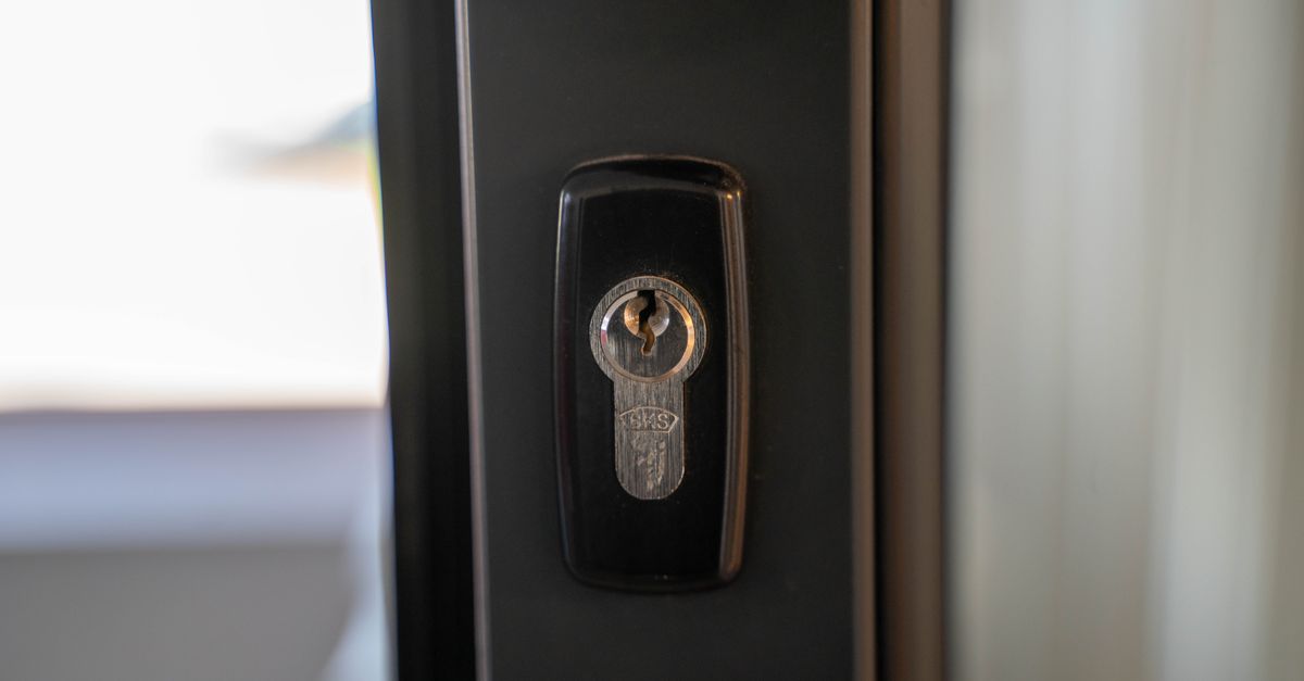 locksmith service technician — Purple Locksmith NYC